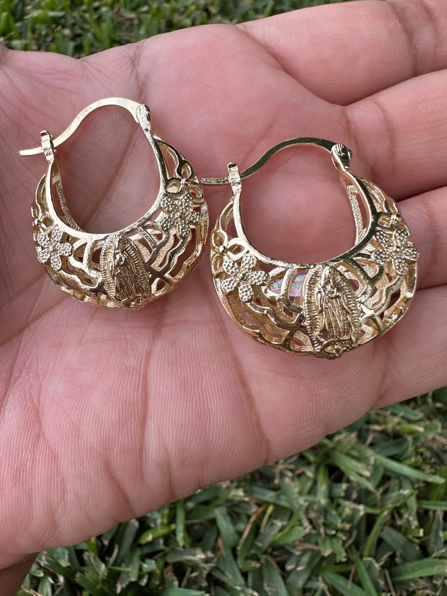 “Day Dream” Virgin Earring Gold Plated  (virgencita)