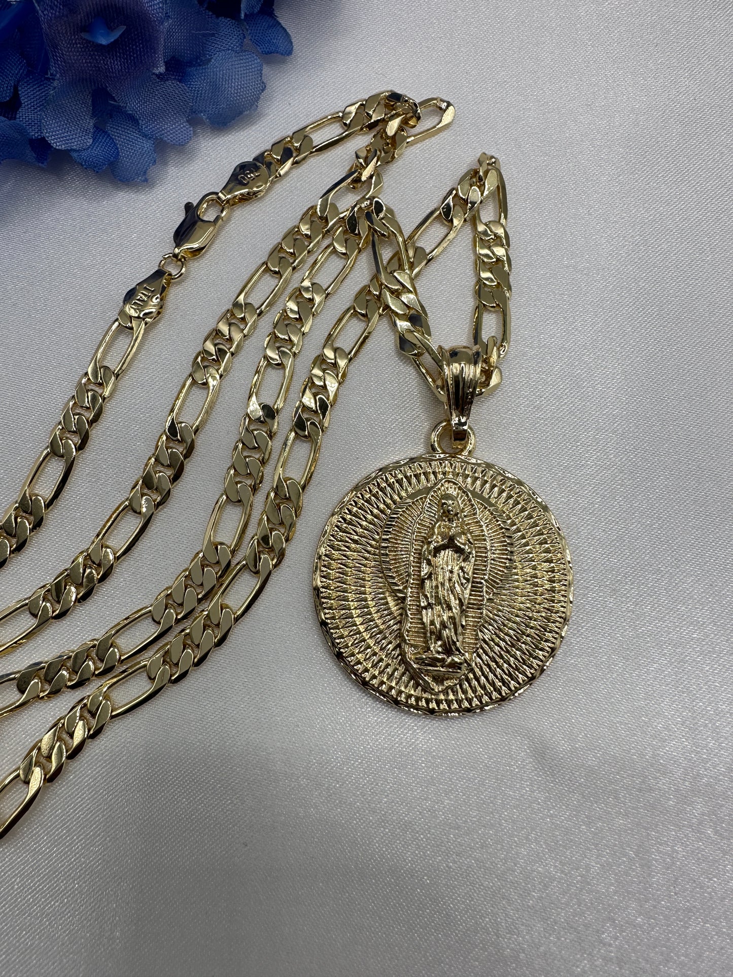 “Blanca” 14k Gold Plated Flat Necklace with Virgin Mary. 14k Bañado en Oro Virgen de Guadalupe Cadena.  🎁