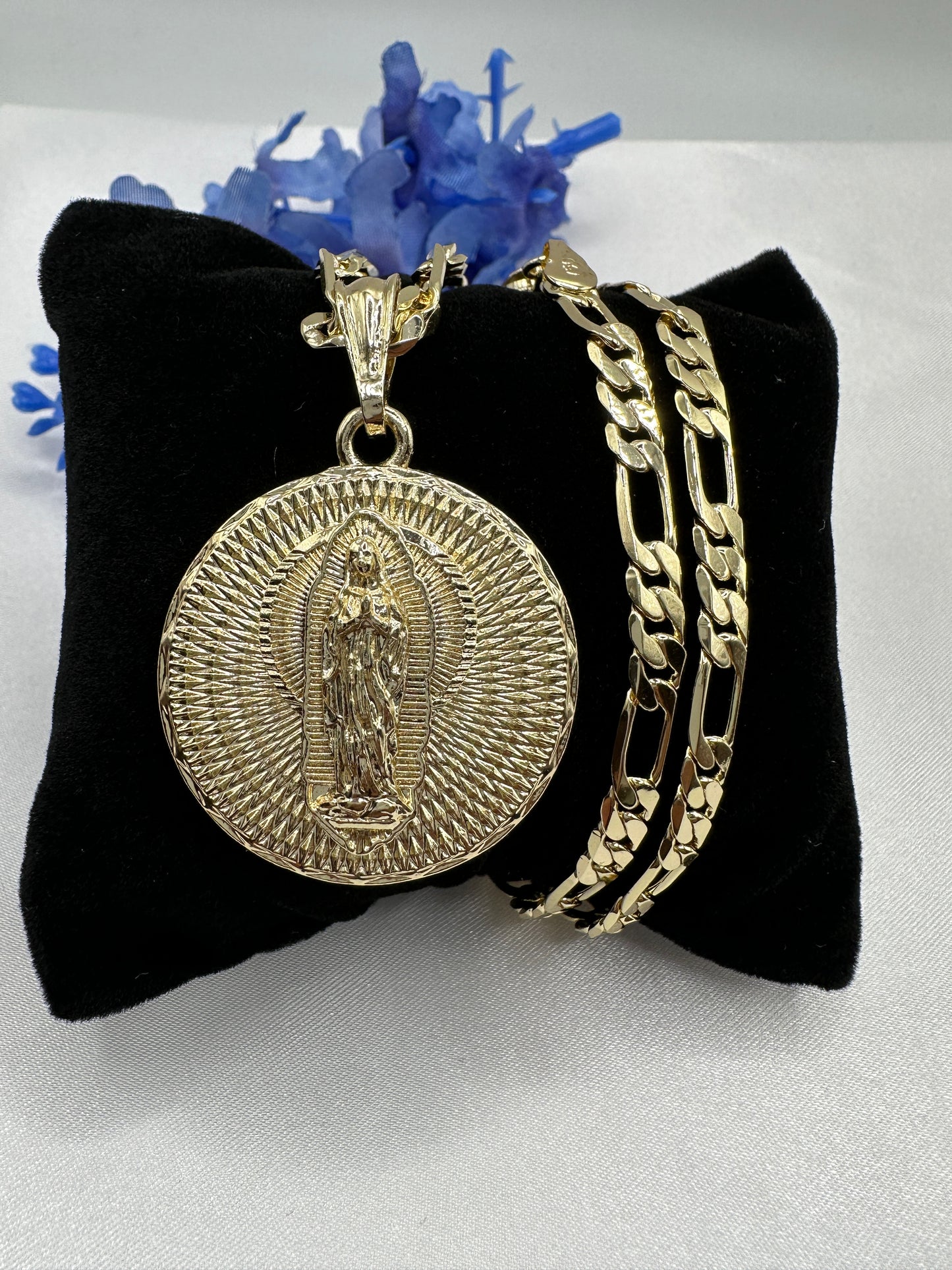 “Blanca” 14k Gold Plated Flat Necklace with Virgin Mary. 14k Bañado en Oro Virgen de Guadalupe Cadena.  🎁