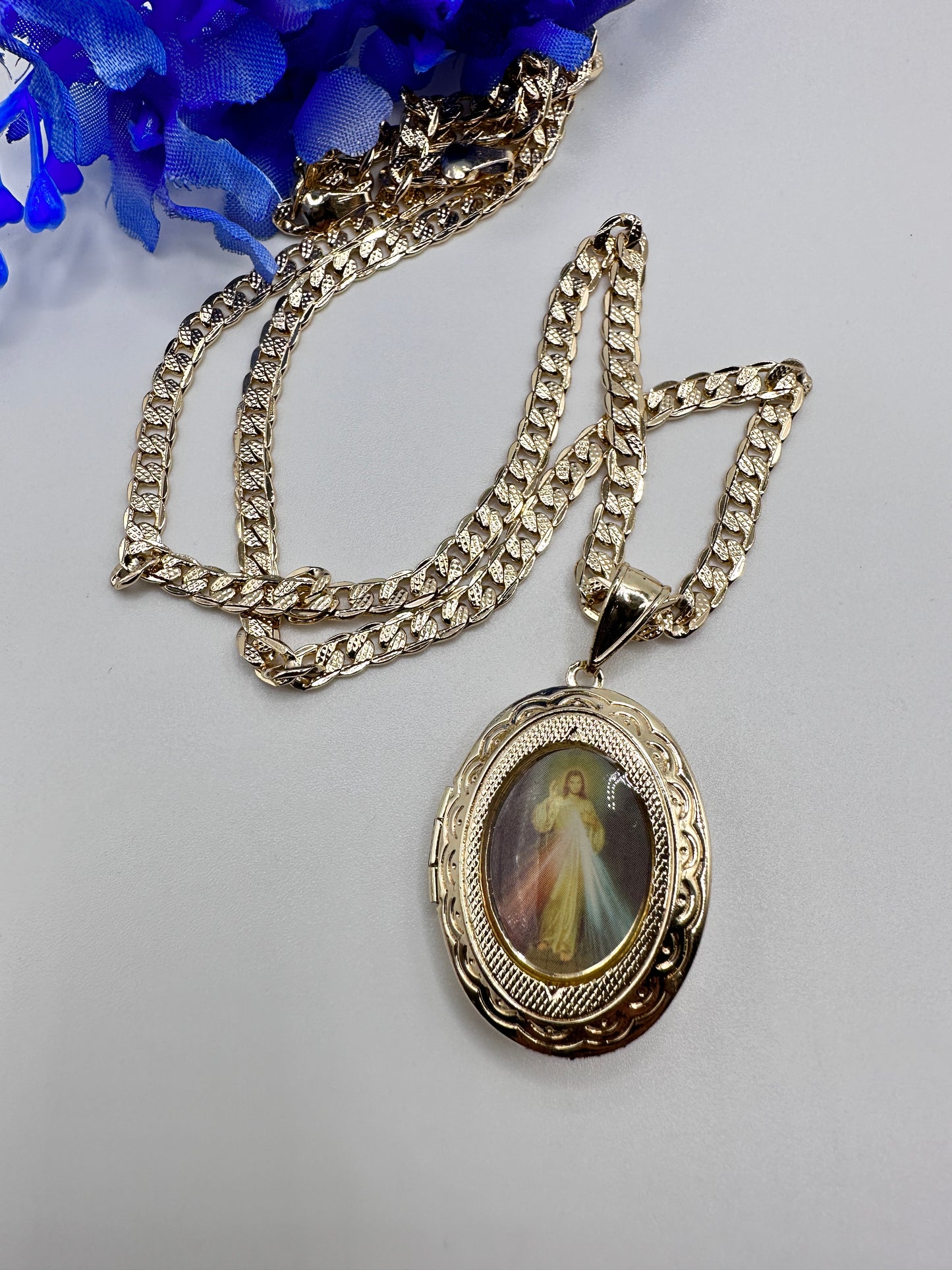 Sagrado Corazón De Jesús Locket Necklace Gold a plated